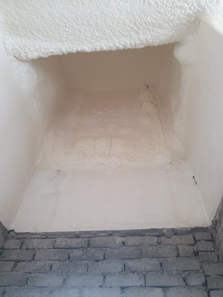 용인 욕실 위 오목한 천장 구석까지 채운 우레탄뿜칠 마감