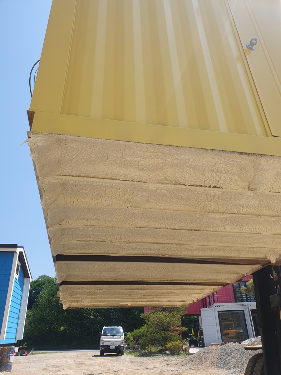 지게차에 들린 노란 컨테이너 하부 전체 우레탄폼